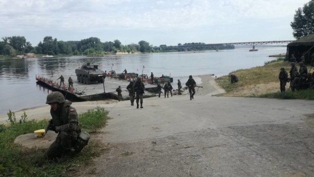 Żołnierze z Chełmna maja doświadczenie w budowaniu przepraw pontonowych przez Wisłę