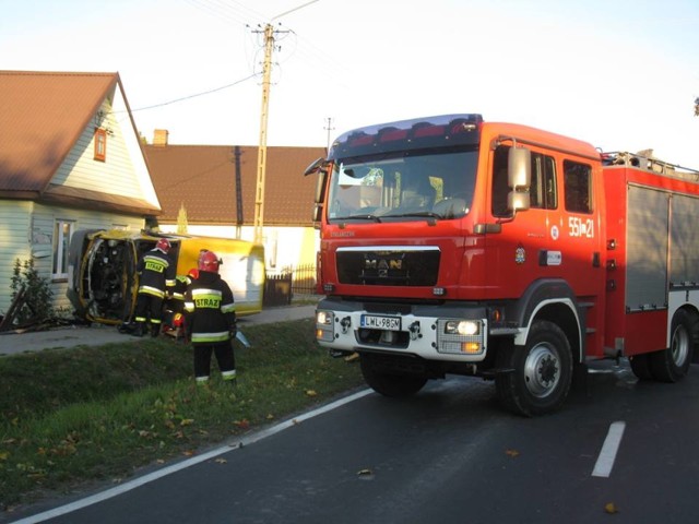 Wyryki-Połód. Bus należący do firmy kurierskiej uderzył w dom

Bus, którym kierował 43-letni lublinianin przekoziołkował przez rów melioracyjny i uderzył w dom niszcząc przy tym płot. Według ustaleń policji kierowca nie zachował szczególnej ostrożności, przez co stracił panowanie nad pojazdem.