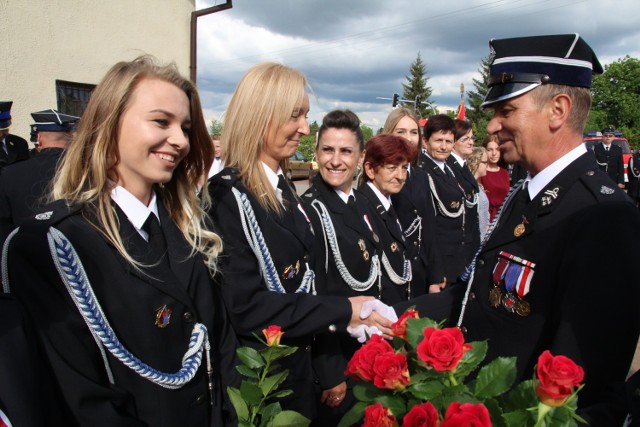 Arleta Dutka odbiera z rąk Mirosława Kulaszewskiego, prezesa Gminnego Zarządu OSP w Dragaczu medal za zasługi dla pożarnictwa.