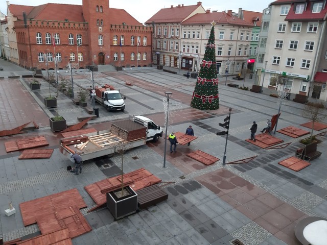 Ustawiane domków dla wystawców na jarmarku