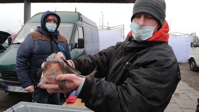 Przedświąteczne zakupy na targowisku przy Dmowskiego w Piotrkowie w niedzielę, 13 grudnia