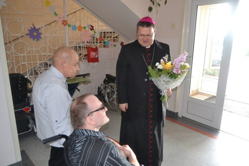 Wizyta biskupa Śmigla w Wielkim Garcu i Rudnie. Odwiedził niepełnosprawnych i uczniów szkoły. FOTO