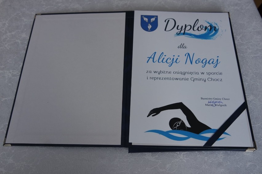 Alicja Nogaj, utalentowana pływaczka, została doceniona przez władze gminy Chocz