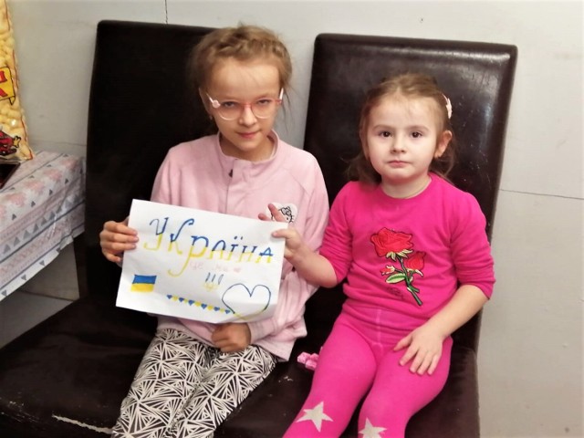 Ukraińcy dziękują pleszewianom za wsparcie. „Podziwiamy Wasze wielkie serca”. Dziewczynki przygotowały wyjątkową laurkę