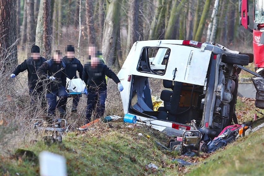 Tragedia na Dolnym Śląsku! Trzy osoby zginęły w wypadku busa [ZDJĘCIA]