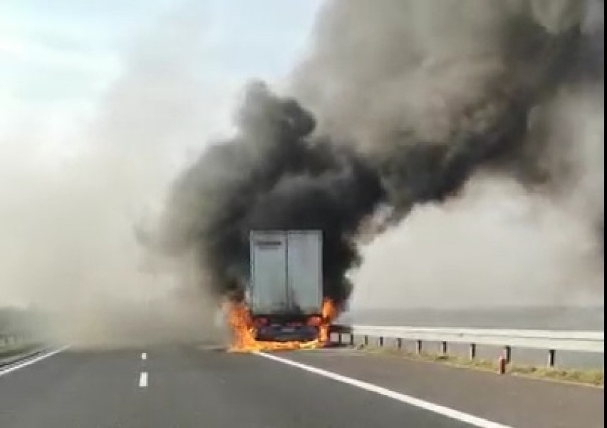 Tarnów. Ciężarówka stanęła w płomieniach na autostradzie [WIDEO]