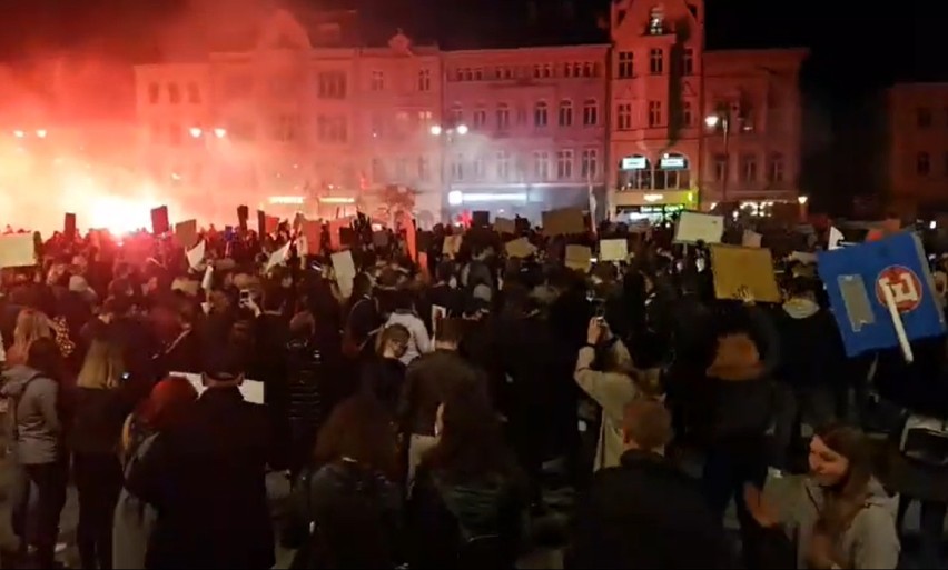 Kolejny dzień protestów w Polsce. W Bydgoszczy manifestujący...