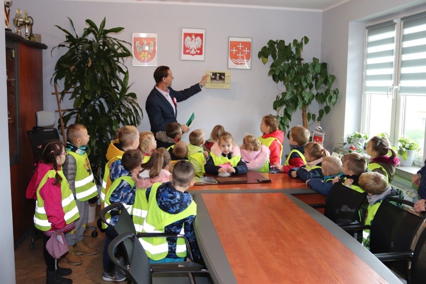 Dzieci z Przedszkola Gminnego w Kamieńcu złożyły wizytę w Urzędzie Gminy 