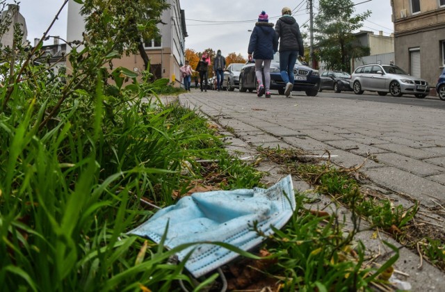 Maseczki ochronne walają się po całym mieście - spotkać je można na chodnikach, trawnikach, w parkach, lasach i komunikacji miejskiej.