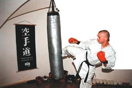 Piotr Szymala jest prezesem, trenerem i zawodnikiem w KS Shindo. Teraz może się wreszcie cieszyć z siedziby dla karateków.  WOJCIECH TRZCIONKA