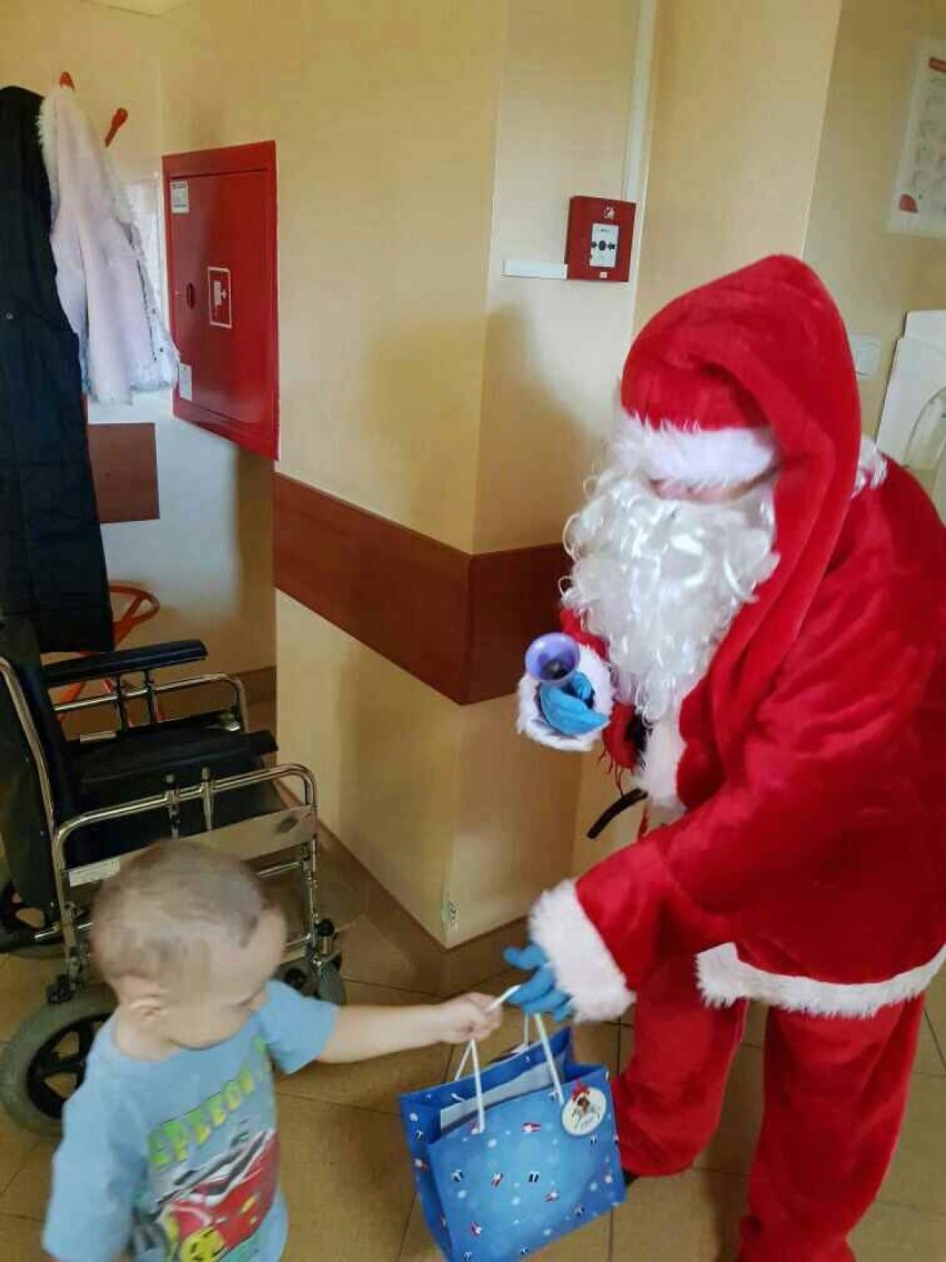 Mikołaj odwiedził dzieci w wieluńskim szpitalu. Fundacja „Dla zdrowia” organizuje też akcję charytatywną na święta ZDJĘCIA
