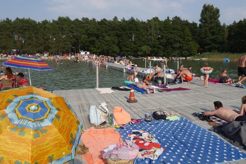Jezioro Lubikowskie - latem plaża przypomina bardziej Mielno...