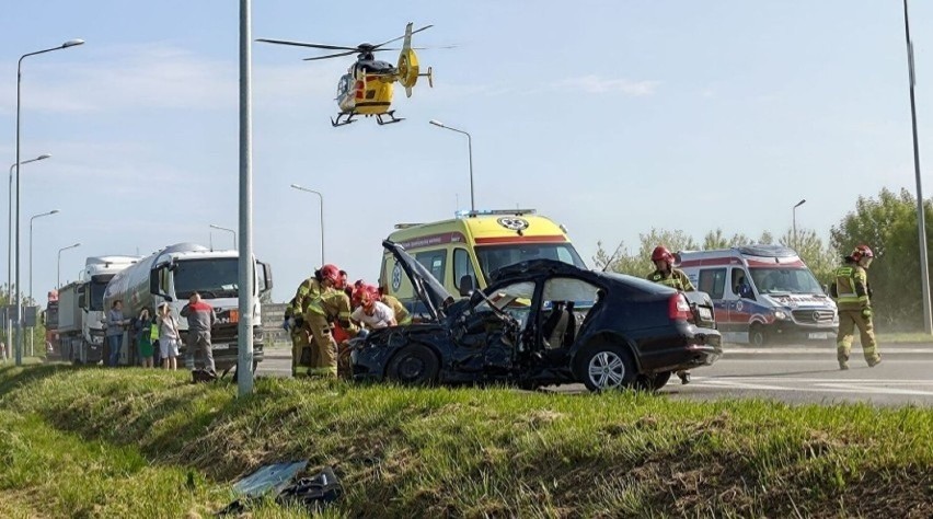 Autobus szkolny wiozący dzieci ze szkoły w miejscowości...