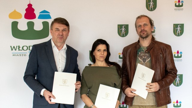 Burmistrz Włodawy Wiesław Muszyński podpisał umowę z wykonawcą, który zrealizuje inwestycję.
