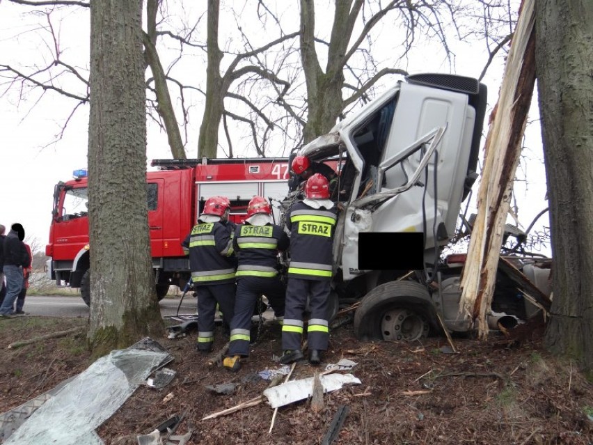 Ciężarówka uderzyła w drzewo koło Kętrzyna [zdjęcia]