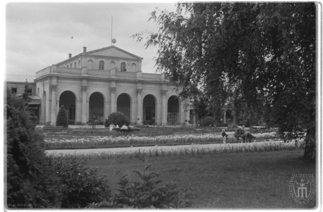 
Busko-Zdrój, fronton sanatorium Marconi. Widok z parku zdrojowego, 1946/1952
