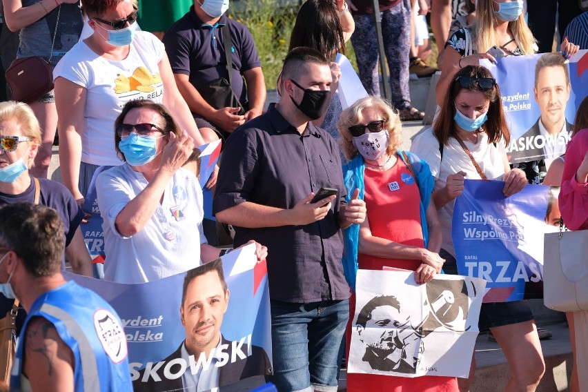 Tysiące warszawiaków nad Wisłą. Dziękowali Trzaskowskim za "niestrudzoną walkę o wartości demokratyczne"