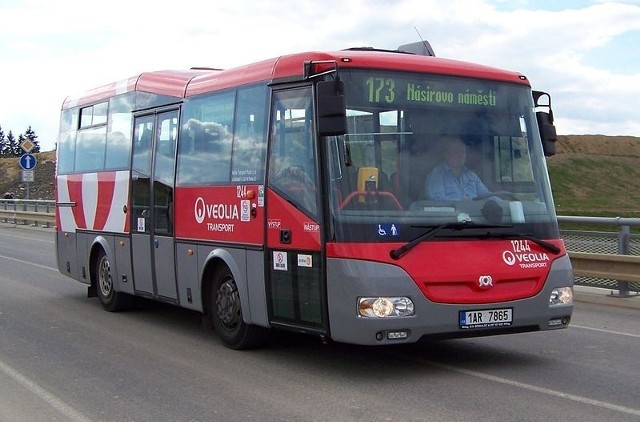 Tym razem żądania finansowe producentów są nieco niższe. Firma Lider Trading Sp. z o.o. za dostarczenie 20 auto-busów iveco kapena 65C urby zażądała 11 mln 436 tys. 48 zł. Kolejna oferta wpłynęła od konsorcjum firm Autosan SA i Auto-box Sp. z o.o. Ich cena to 13 mln 424 tys. 220 zł za 20 pojazdów autosan M09LE sancity.