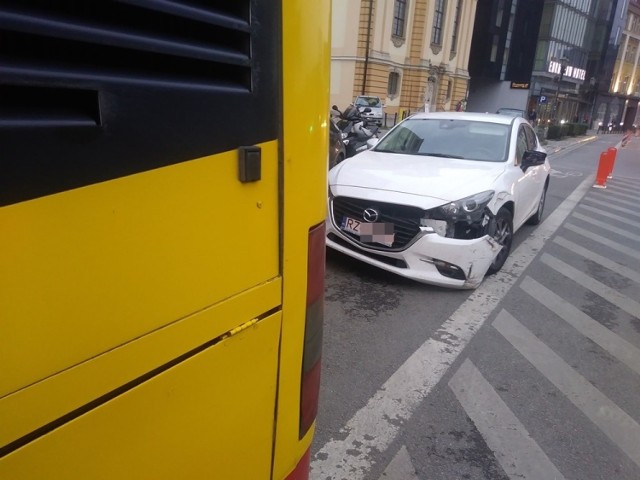 Według relacji kierowcy autobusu, młoda kobieta kierująca mazdą, chcąc skręcić z ulicy Nowy Świat w Rzeźniczą, zajechała drogę autobusowi jadącemu po torowisku i wydzielonym pasie dla MPK.
