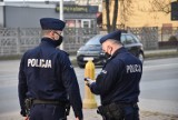 Policja kontra koronawirus. Mundurowi kontrolują czy mieszkańcy stosują się do zasad 