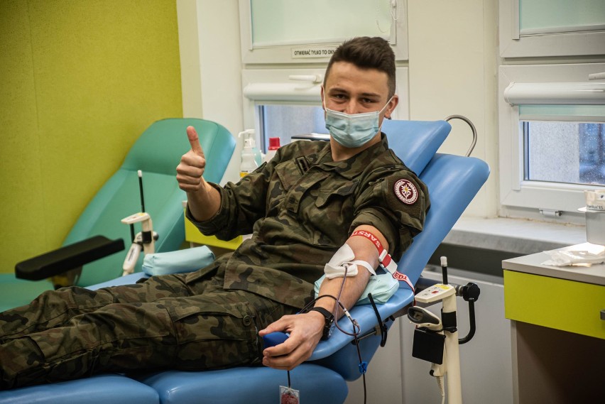 Żołnierze 5. Batalionu Strzelców Podhalańskich w Przemyślu przyłączyli się do akcji "Tydzień oddawania krwi" [ZDJĘCIA]