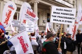 Protest pracowników handlu w Warszawie. Demonstranci domagają się podwyżek, wolnych niedziel i poprawy warunków pracy 