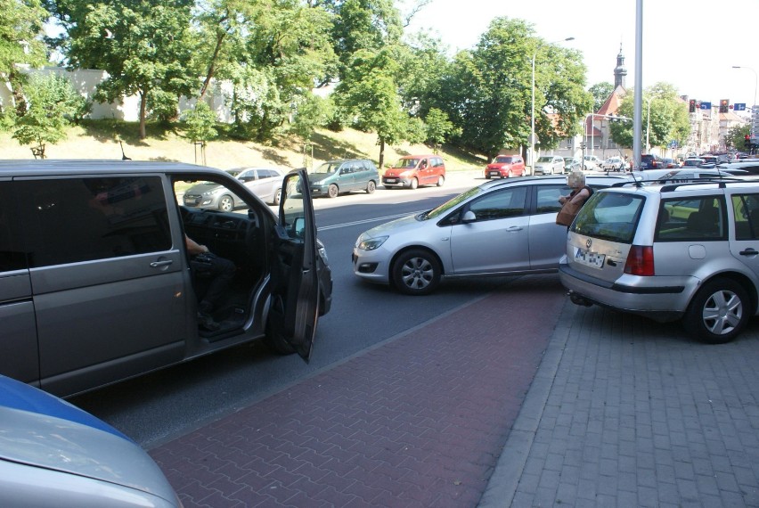 Niecodzienna kolizja na ulicy Górnośląskiej w Kaliszu. Auto stoczyło się przez jezdnię i uderzyło w inny pojazd. ZDJĘCIA