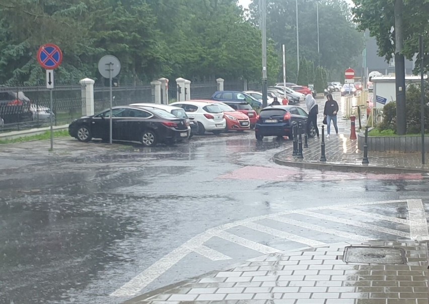 Gdzie jest burza? Ulewa i grzmoty w Łodzi. Około godziny 14 nad miasto nadciągnęły burzowe chmury