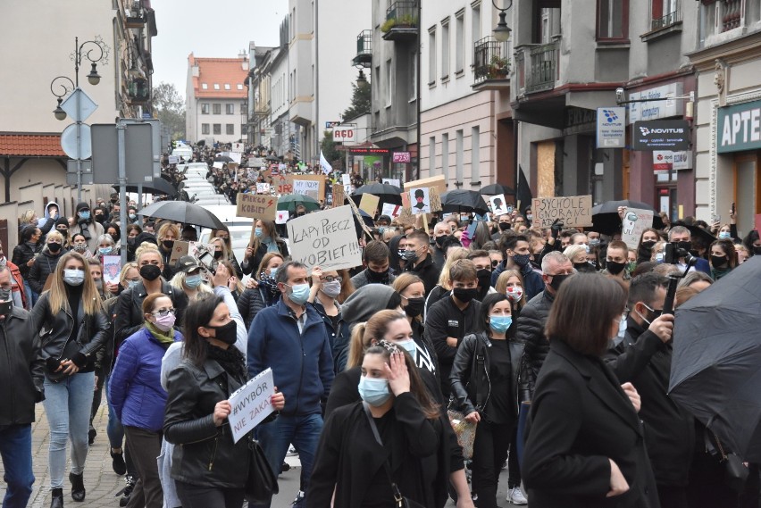 "Piekło kobiet" pod siedzibą PiS w Chrzanowie. Protestowano przeciwko zaostrzeniu przepisów prawa aborcyjnego [ZDJĘCIA, WIDEO]