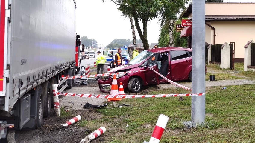 Wypadek w Rękoraju na DK91/DK12. Zderzyły się osobowy ford z...