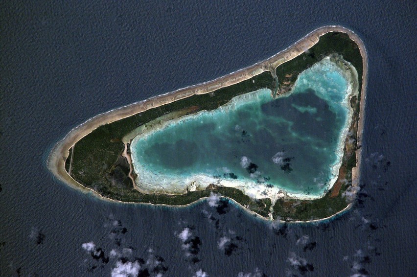 Satelitarne zdjęcie atolu Marakei, wchodzącego w skład...