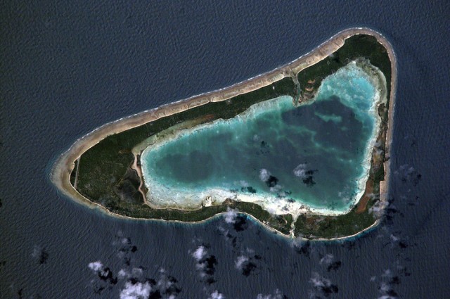 Satelitarne zdjęcie atolu Marakei, wchodzącego w skład Kiribati (http://commons.wikimedia.org/wiki/File:Marakei_Atoll.jpg)