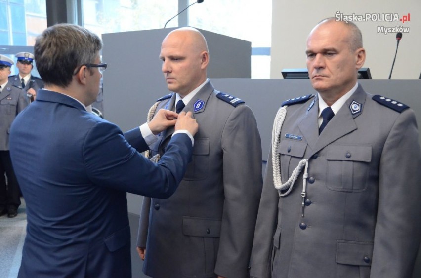 Jacek Kurdybelski, zastępca komendanta myszkowskiej policji, z odznaczeniem