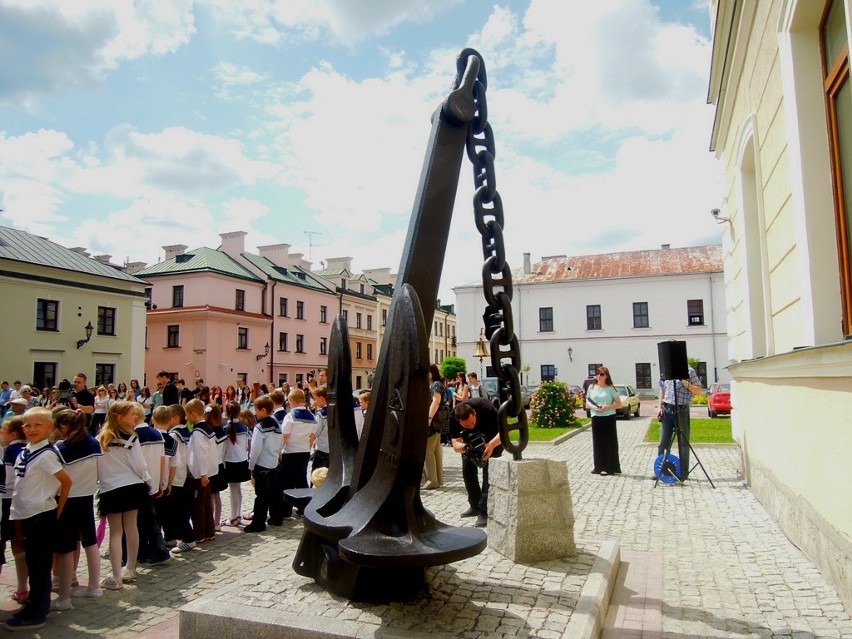 Zamość: Odsłonili kotwicę na Rynku Solnym