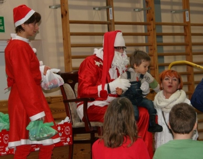 Helski Mikołaj (2014) bawił się z dziećm