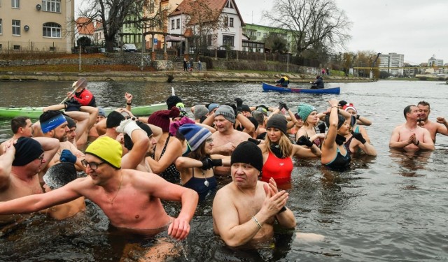 Tradycji stało się zadość. W pierwszy dzień roku, punktualnie o godzinie 12.00, wioślarze Lotto Bydgostii zeszli na wodę. Jak co roku o tej porze, wzięli udział w treningu na Brdzie. To będzie dla nich niezwykle ważny - olimpijski rok. 

Noworoczny trening odbyły również zawodniczki BTW. Nie zabrakło też śmiałków i amatorów chłodnej wody - grupa z Bydgoskiego klubu Morsów rozpoczęła rok od kąpieli w rzece. 

Zobaczcie zdjęcia >>>