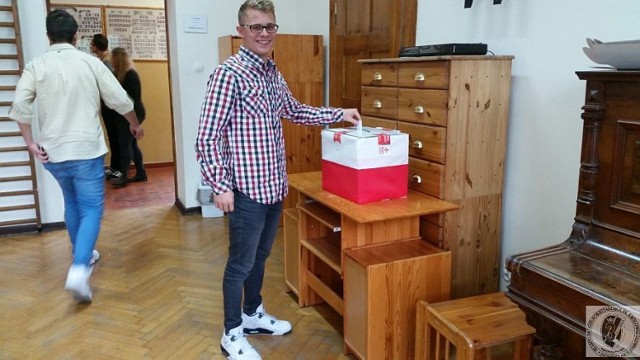 W III Liceum Ogólnokształcącym im. Królowej Jadwigi w Inowrocławiu przeprowadzono symulację wyborów. Uczniowie najchętniej głosowali na ugrupowania: KORWiN, Kukiz'15 i Platforma Obywatelska.
