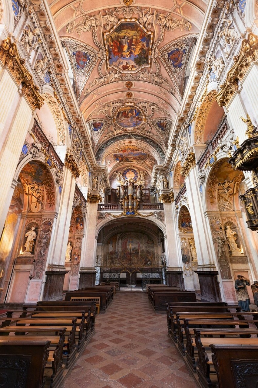 Czechy: Można zwiedzać klasztor w Broumovie po niedostępnych...