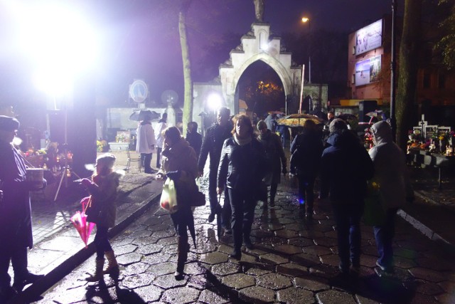 Stary Cmentarz w Łodzi w dniu Wszystkich Świętych 2016