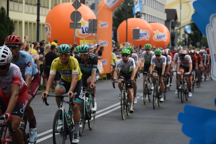 Kolarze rywalizujący w 76. Tour de Pologne przemknęli dziś...