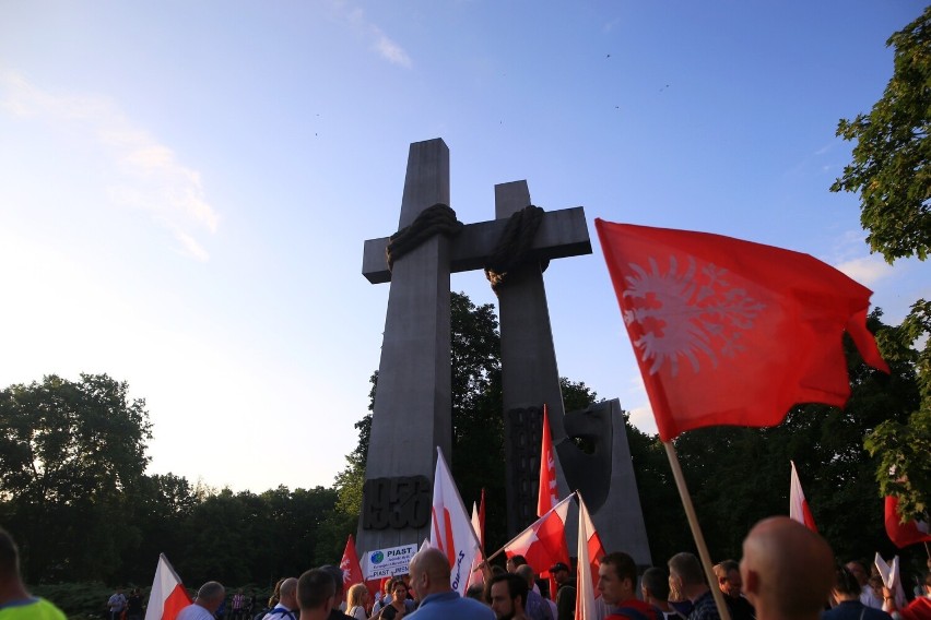 Wielkie racowisko w Poznaniu. Kibice Lecha uczcili bohaterów...