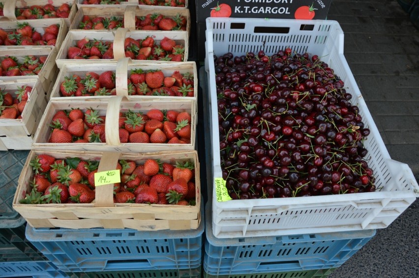 Ceny warzyw, owoców i kwiatów na targowisku miejskim w Lęborku. Jest w czym wybierać