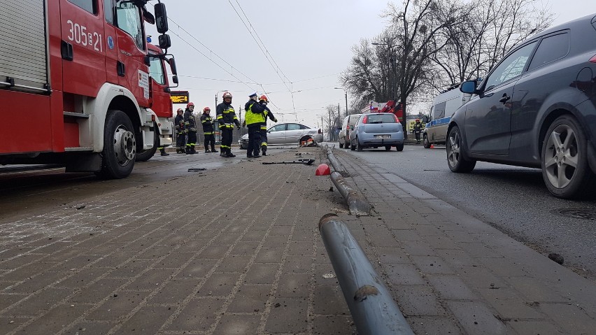 Wypadek na ul. Przybyszewskiego w Łodzi. Samochód wjechał na torowisko [ZDJĘCIA]