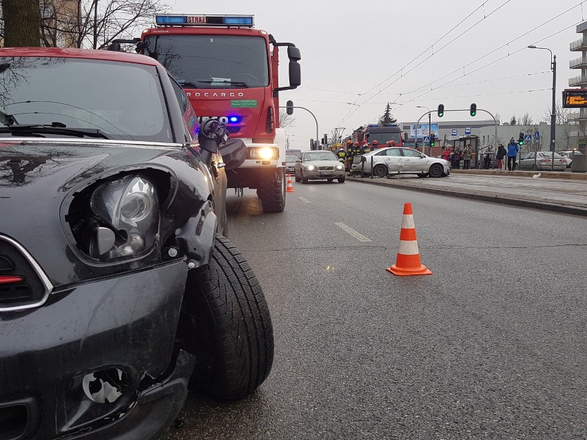 Wypadek na ul. Przybyszewskiego w Łodzi. Samochód wjechał na torowisko [ZDJĘCIA]