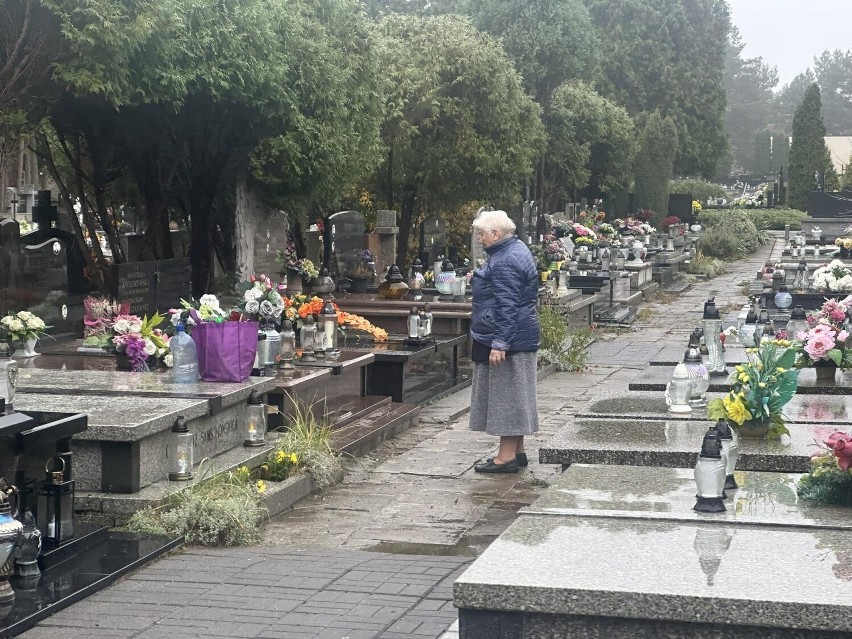 Przygotowania do Wszystkich Świętych w Radomiu. Wiele osób sprząta groby na cmentarzu Firlej. Zobacz zdjęcia