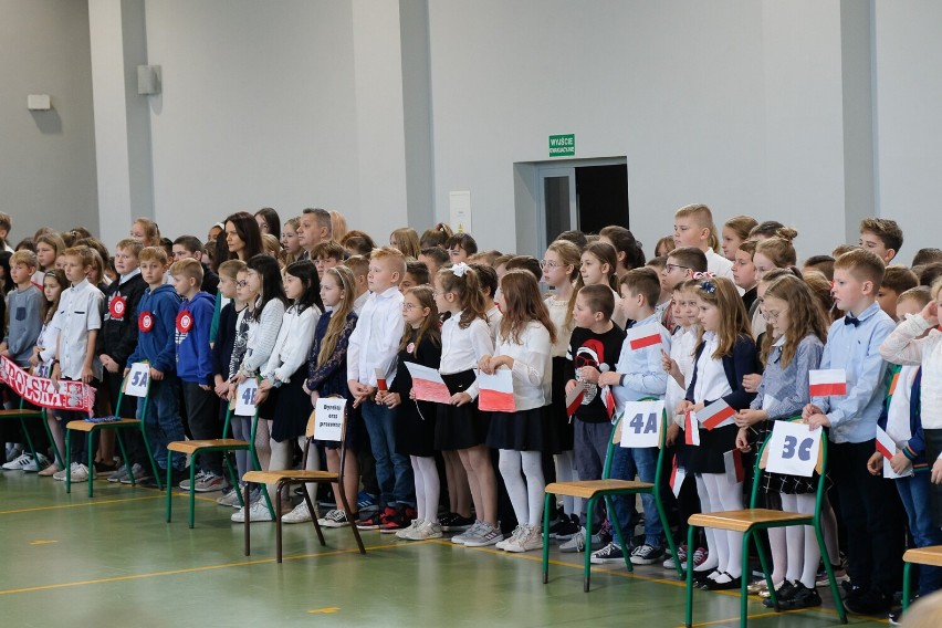 Hymn Polski zaśpiewano uroczyście w Szkole Podstawowej nr 2...
