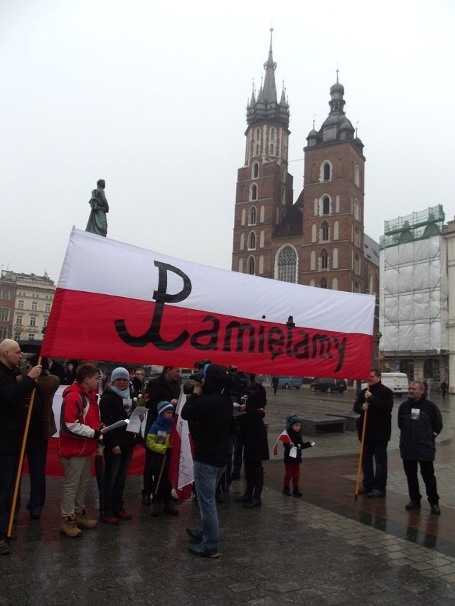 Uczestnicy marszu pamięci zebrali się początkowo na Rynku Gł&oacute;wnym, tuż przy pomniku Adama Mickiewicza