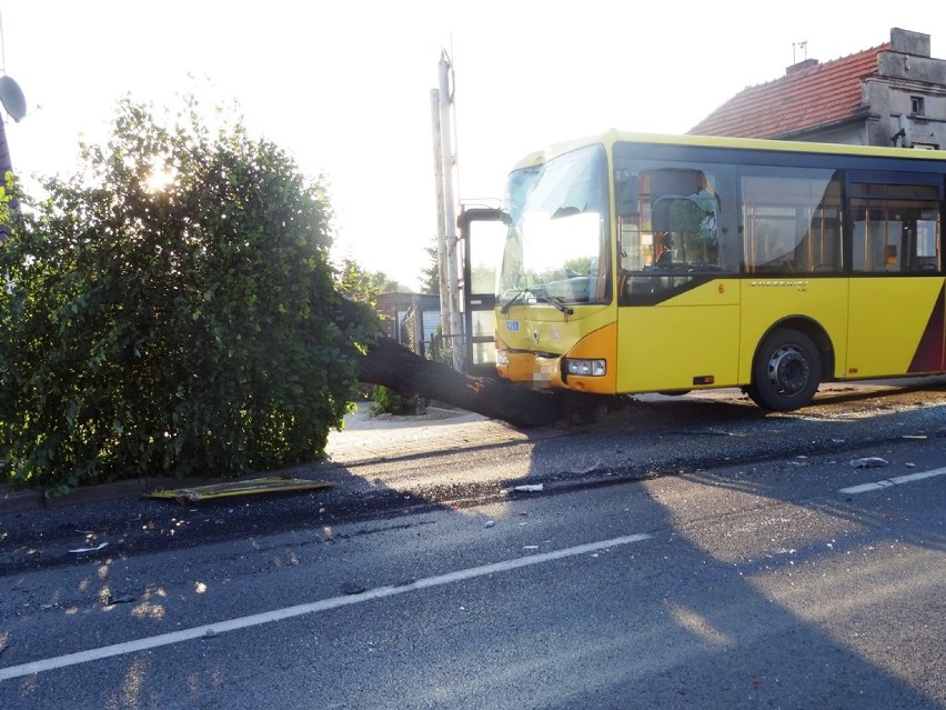 Wypadek w Jarocinie: Zderzenie ciężarówki z autobusem