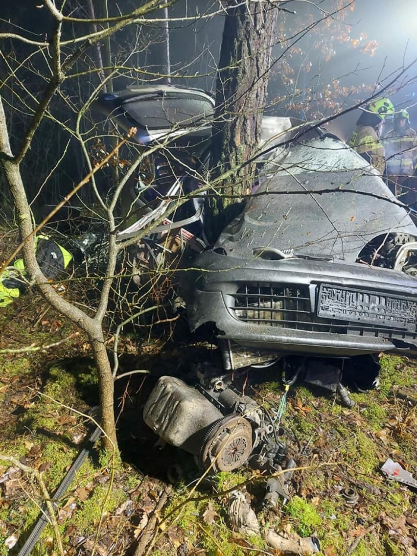Śmiertelny wypadek w Wylatkowie. Auto uderzyło w drzewo