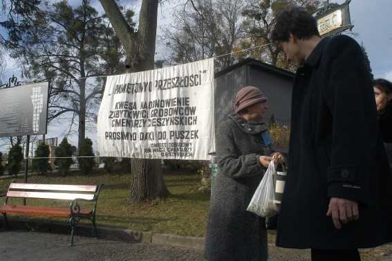 Mieszkańcy Cieszyna włączają w się w akcję utrzymania grobów...